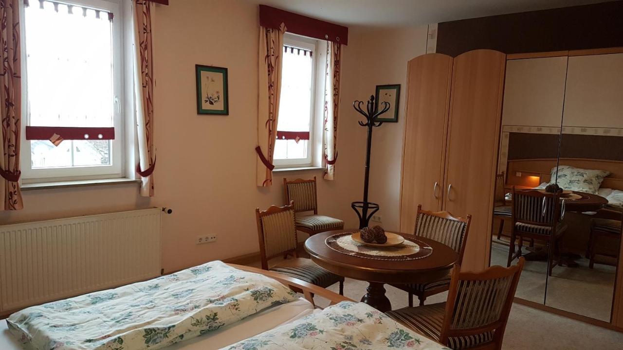 Landgasthof "Zur Linde" Irmelshausen Esterno foto